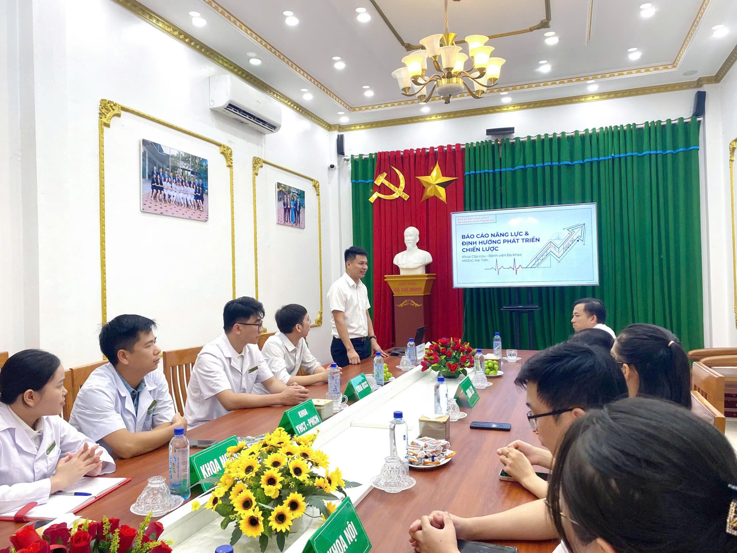 Ông Nguyễn Văn Hiệu - Tổng giám đốc bệnh viện gửi lời cảm ơn đến PGS đã dành thời gian đến tham quan và trao đổi kinh nghiệm tại Bệnh viện Đa khoa Medic Hải Tiến